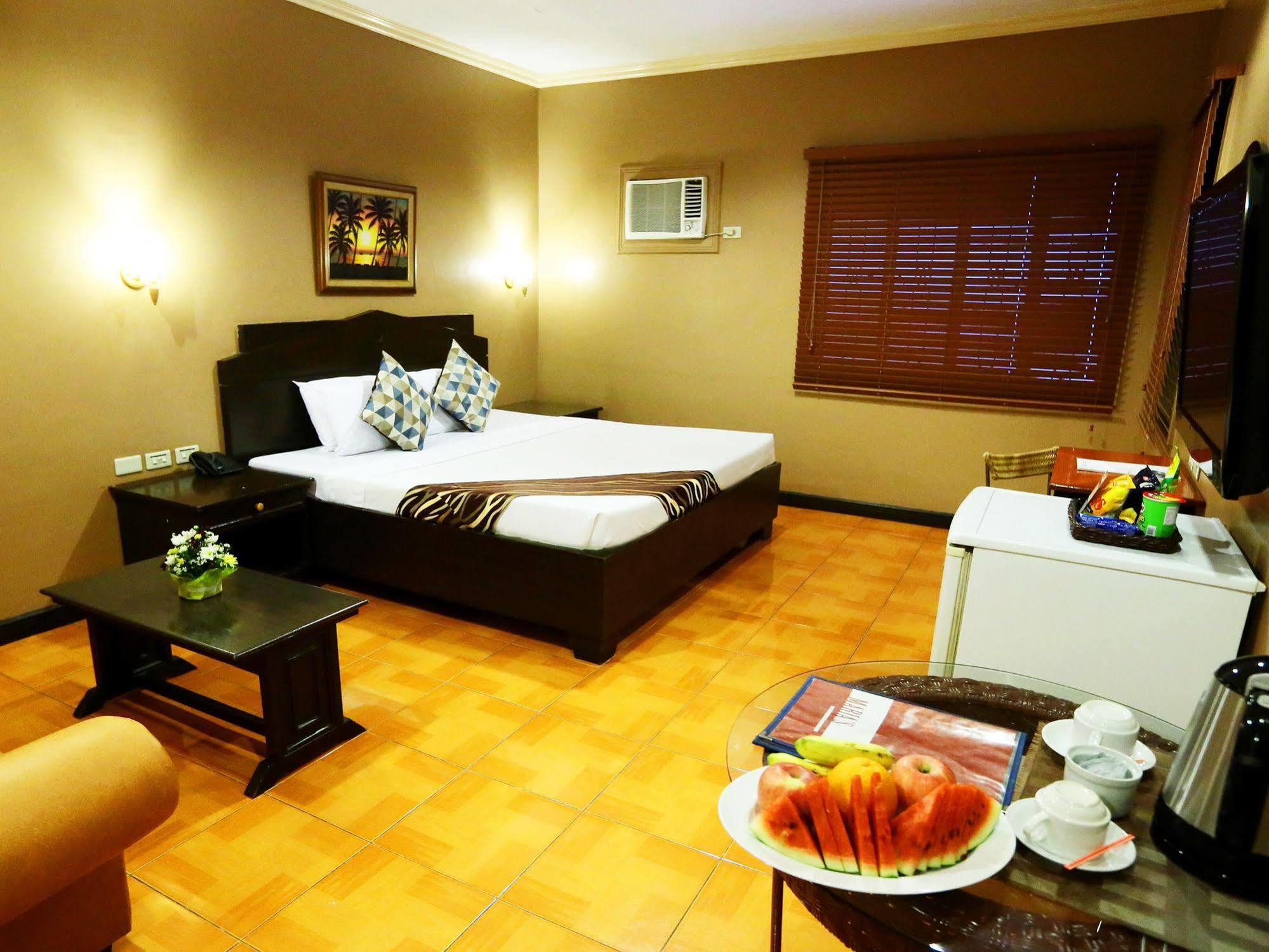 Hotel La Corona De Lipa Lipa City Екстериор снимка